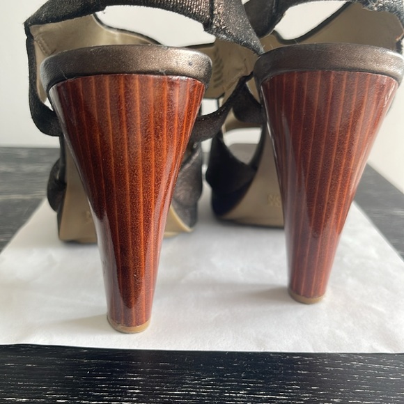 Kenneth Cole Reaction matte gold basketweave sling back sandal w/wood heels. - Picture 6 of 9